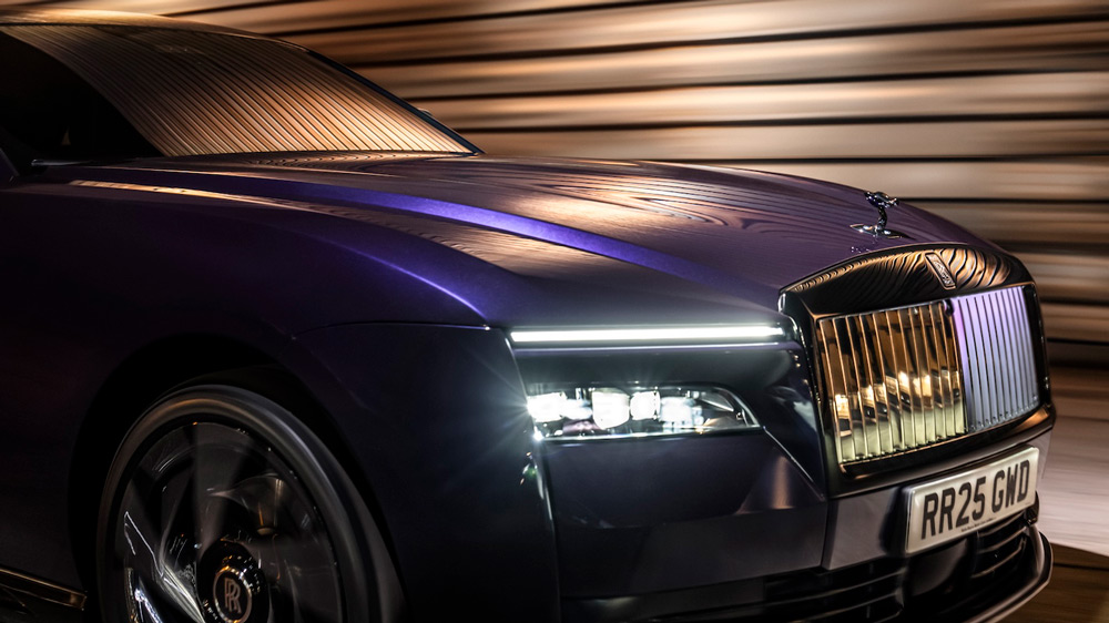 Emily in Kauerstellung
Die Spirit of Ecstasy ist für Rolls-Royce auch im Zeitalter der Elektromobilität unverzichtbar. Ebenso wie der hochglänzende Kühlergrill.
