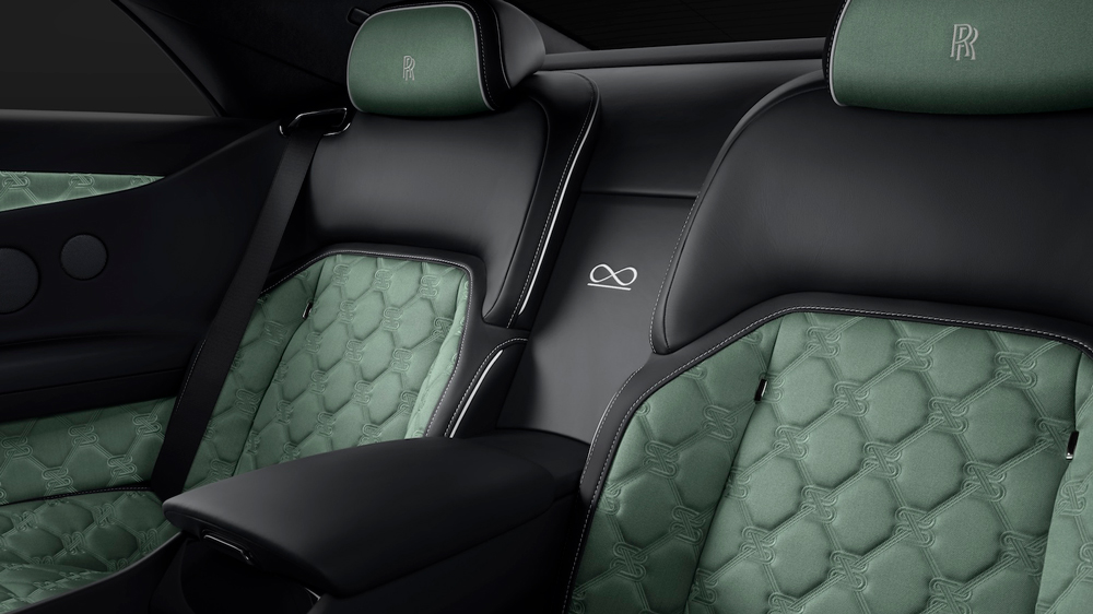 Alles vom Feinsten 
Duality Twill heißt der neue Viskosestoff aus natürlichem Bambus, der erstmals im Rolls-Royce Spectre erhältlich ist. Das Material soll von einem Bambushain im Jardin des Méditerranées an der Côte d’Azur inspiriert sein. Fotos: Rolls-Royce