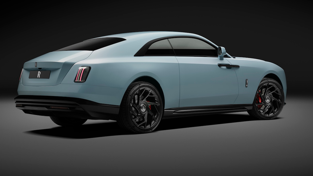Ein paar Extras mehr 
Der Rolls-Royce Spectre Black Label ist die kräftigste Variante der elektrischen Baureihe. Die Antriebsleistung steigt nun von 485 auf 500 kW, die Speicherkapazität des Akkus von 102 auf 11 1kWh. Damit sind Reichweiten von bis zu 630 Kilometer im Stadtverkehr drin.