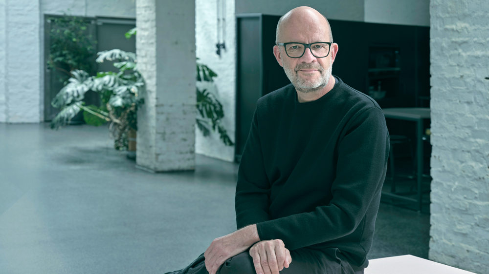 Der Mutmacher 
Rafael Laguna de la Vera, 61, steht seit 2020 an der Spitze der Bundesagentur für Sprunginnovationen, kurz: SPRIND. Als 16-Jähriger gründete er seine erste Software-Firma, später entwickelte und vermarktete er zusammen mit einem Freund eine auf Linux basierende Kollaborationssoftware, die bis heute in vielen Unternehmen, Behörden und Bildungseinrichtungen im Einsatz ist - als Alternative zu Microsoft Exchange. Zudem ist er Gründungsmitglied von ID4me AISBL, einer in Belgien ansässigen internationalen Organisation, die sich für einen offenen, sicheren und datenschutzfreundlichen Standard für einmaliges Anmelden im Internet einsetzt. Fotos: SPRIND