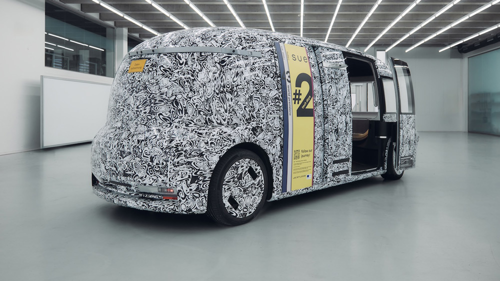 "SUE" im Tarnkleid 
Im Landkreis Kelheim soll der auf Level 4 hochautomatisiert fahrende Elektro-Kleinbus im kommenden Jahr den Fahrbetrieb aufnehmen und bis zu acht Personen an Zielorte bringen, die der Linienverkehr nicht bedient. Foto: UE Studios