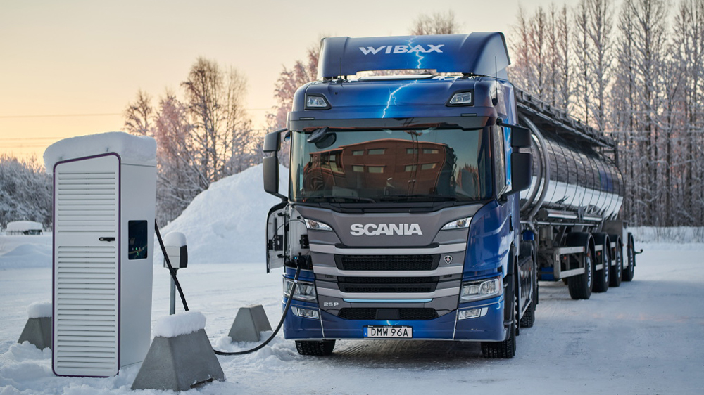 Verteilertruck Scania 25P BEV an der Ladesäule
Der vollelektrische 18-Tonner aus Schweden kommt mit einer Ladung seiner Akkus unter winterlichen Bedingungen rund 250 Kilometer weit. Geladen wird das Batteriepaket am Schnelllader mit bis zu 180 kW. Im Alltagsbetrieb reicht das vielen Speditionen. Foto: Scania