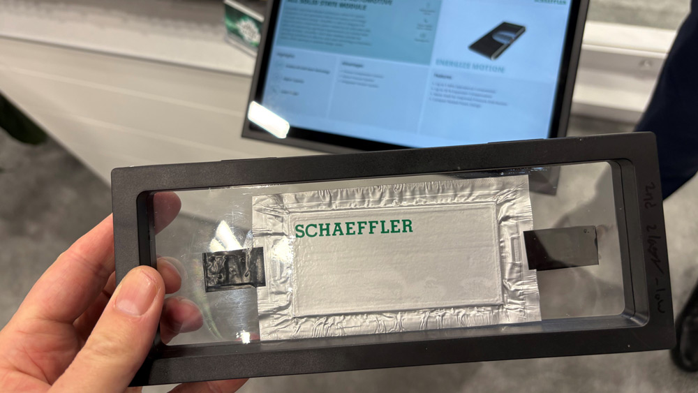Käfighaltung
Feststoffbatterien haben die Neigung, sich beim Laden auszudehnen. Schaeffler hat deshalb ein Gebäude mit Hydraulikzylindern entwickelt, die bis zu 30 Tonnen Druck die Batteriezellen stabil halten. Foto: Reinking