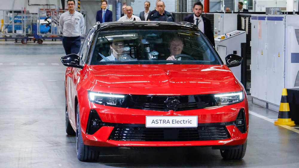 Das Steuer mal fest im Griff
Bundeskanzler Olaf Scholz fuhr nach kurzer Einweisung einen im Werk Rüsselsheim gerade fertiggestellten Opel Astra Electric unfallfrei vom Band. Na also, geht doch. Fotos: Opel