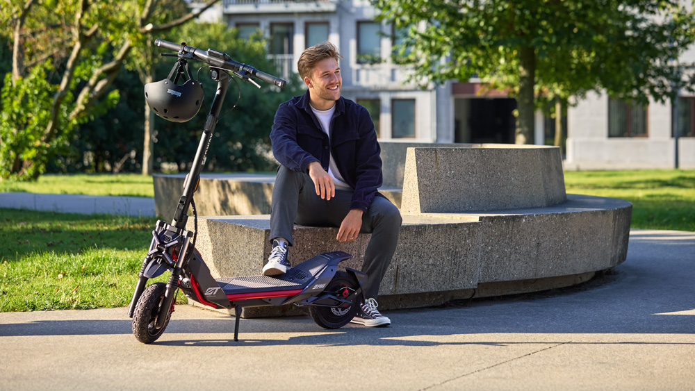 Raus ins Grüne
Mit dem neuen ZT3 Pro D macht Segway-Ninebot den Kickscooter Offroad-tauglich. Der Motor am Hinterrad ist stärker, zudem gibt es mehr Bodenfreiheit und ein weiter optimiertes Fahrwerk. Im Frühjahr kommt der neue Roller auf den Markt. 