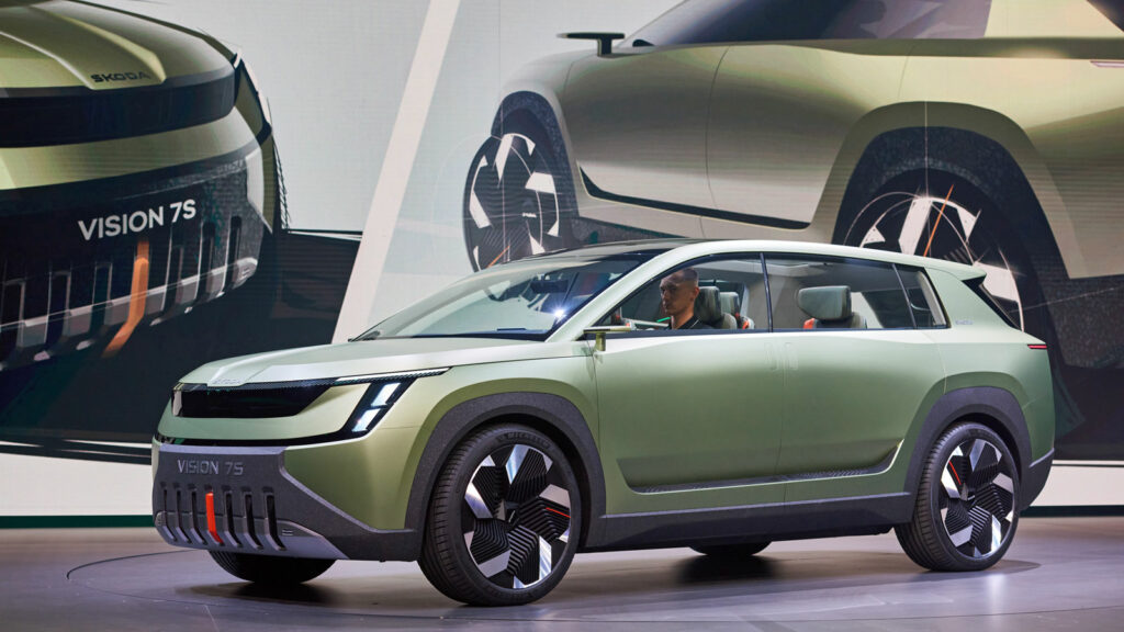 "Explore more"
Das Konzeptauto Vision 7S gibt Škoda einen Ausblick auf einen vollelektrischen Siebensitzer, der ab 2026 mit einer Reichweite von 600 Kilometern neue zahlungskräftige Kundengruppen erschließen soll.  