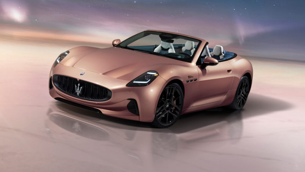 Flüssiges Rosé-Gold 
Noch in diesem Jahr sollen die ersten Exemplare des vollelektrischen Maserati GranCabrio Folgore ausgeliefert werden. Die 29.750 Euro teure Sonderlackierung werden sich aber wohl nur wenige Käufer leisten wollen. Foto: Maserati 
