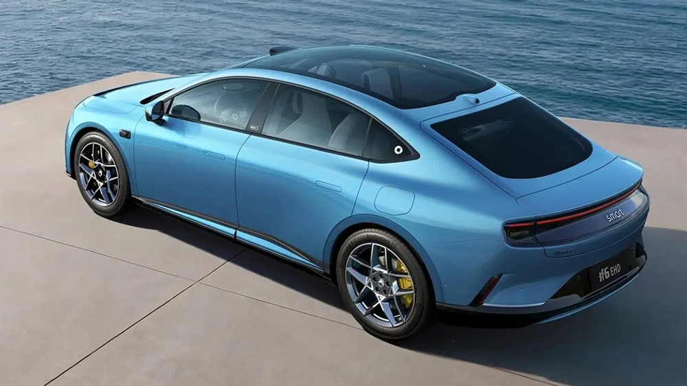 Neue Dimensionen 
In Stuttgart dürfte die Limousine zum Nachdenken anregen, fährt sie doch direkt neben die Mercedes C-Klasse, deren Größe etwas geringer, Ausstattung magerer und Preis höher ausfällt: In China wird der Smart #6 bereits für umgerechnet 24.000 Euro angeboten. 