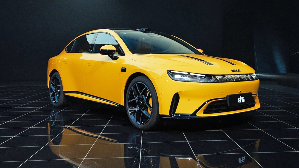 Mercedes CLA im Smart-Gewand
Mit dem 4,90 Meter langen #6 stößt die Marke größentechnisch in neue Dimensionen vor. Die Limousine soll allein Kunden in China vorbehalten bleiben - ein Export des bei Geely gefertigten PHEVs nach Europa sei nicht geplant, versichern die Markenverantwortlichen  