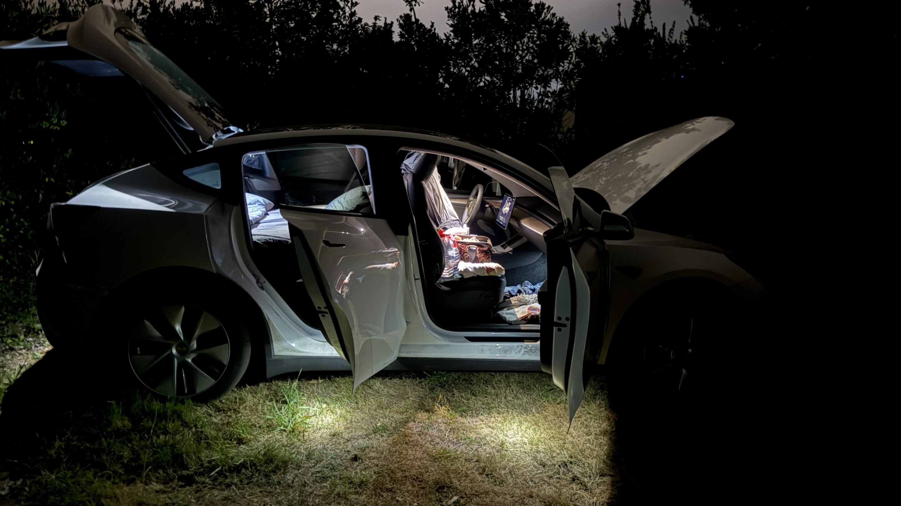 Nachtlager
Bei umgeklappter Rücksitzbank steht im Innenraum des Model Y eine Liegefläche von gut zwei Metern zur Verfügung. Der Camp-Modus sorgt des nachts für kontinuierliche Frischluftzufuhr, wohlige 21 Grad Celsius Raumtemperatur und ein abgedunkeltes Display.
