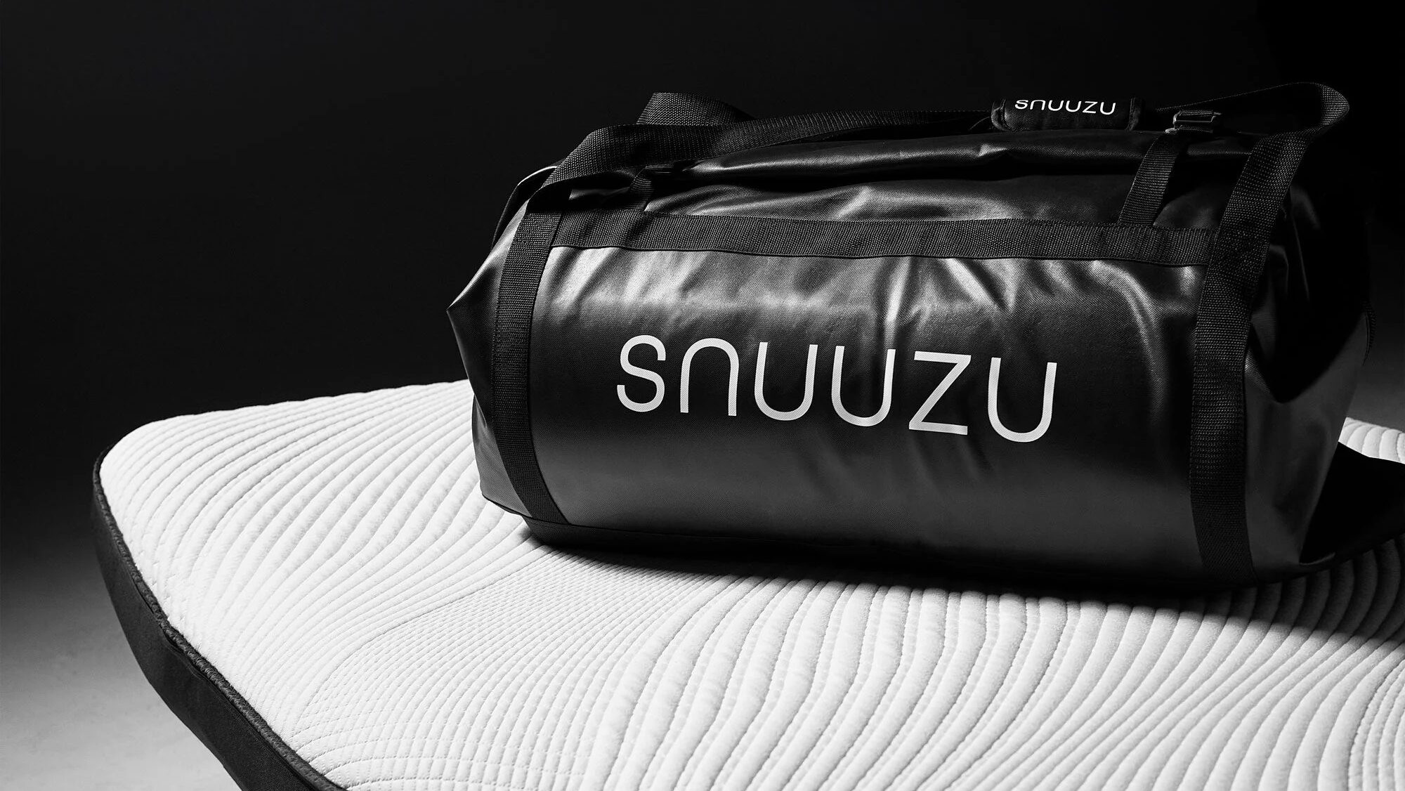 Alles im Sack
Stramm zusammengerollt passt die aufblasbare Matratze in einen Sack von der Größe einer Sporttasche - der im Frunk verschwindet.