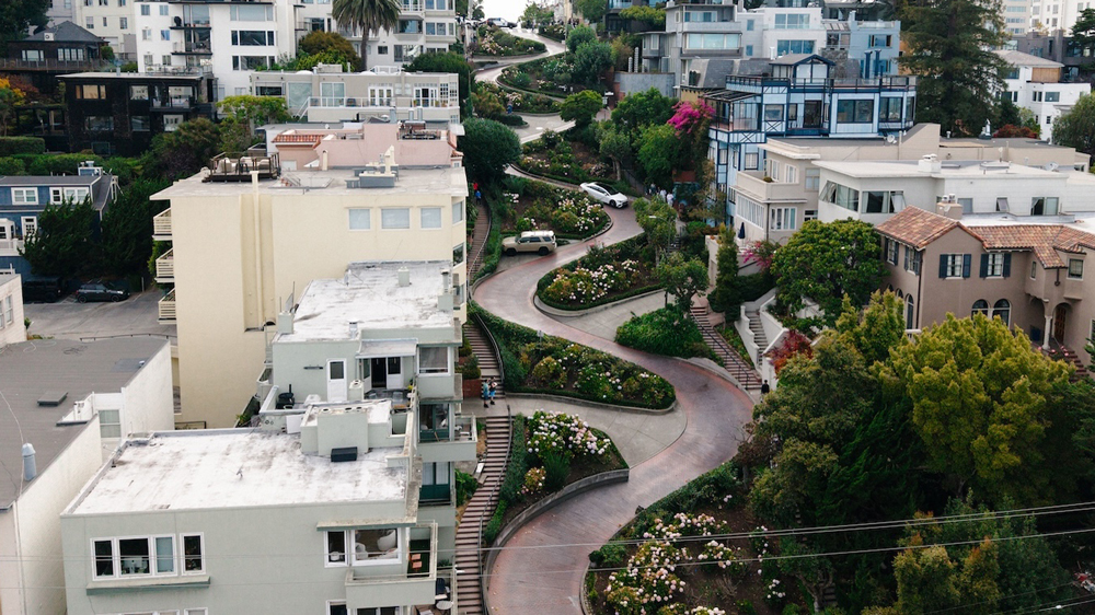 Die "krummste Straße der Welt" 
Eine Neigung von 27 Grad und acht Haarnadelkurven machen die Lombard Street in San Francisco für Autofahrer zur Herausforderung.