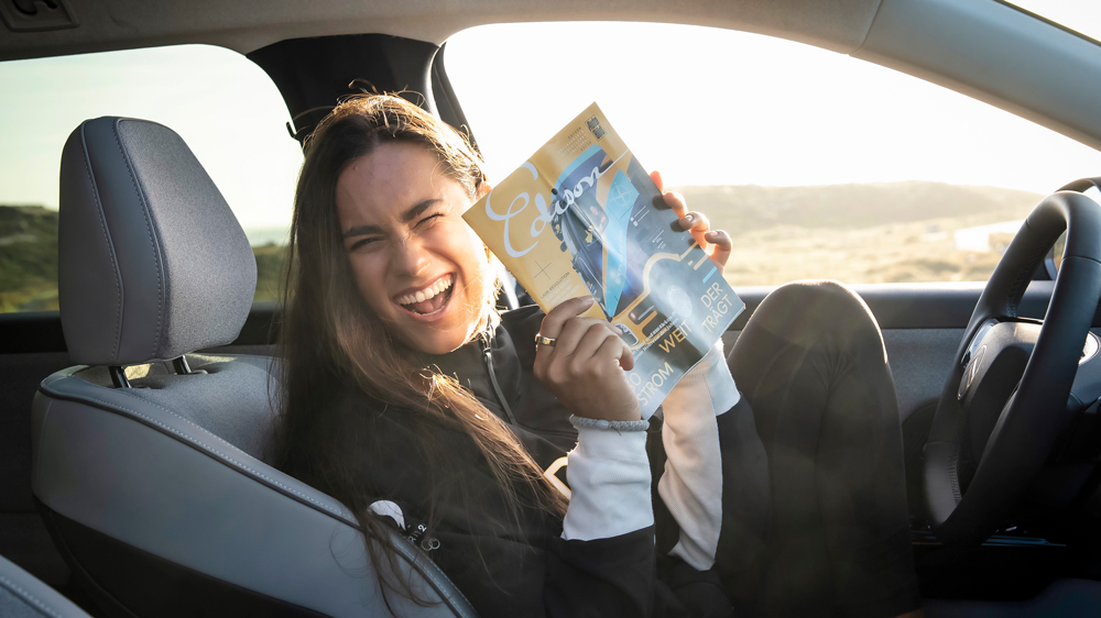 Beste Unterhaltung
Theresa Steinlein hat viel Spaß nicht nur am Steuer des Citroën C5 Aircross in der PHEV-Version, sondern auch bei der Lektüre der jüngsten Ausgabe unseres EDISON-Magazins.  