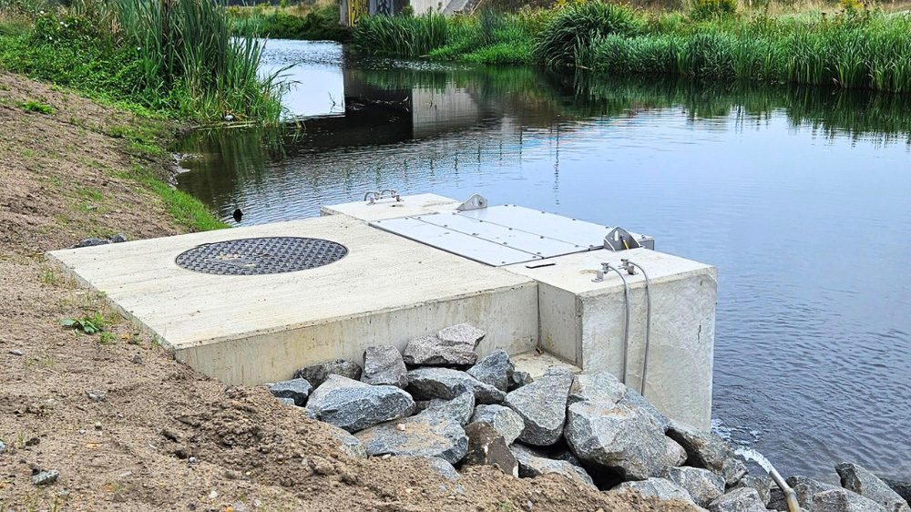 Wärmequelle Stepenitz
Über das Ein- und Auslaufbauwerk entnehmen die Stadtwerke dem Fluss Wasser. Die enthaltene Wärmeenergie reicht aus, um Kältemittel in der Wärmepumpe mit einem sehr niedrigen Siedepunkt zum Verdampfen zu bringen und darüber das Heizwasser auf 85 Grad zu erwärmen. Das Flusswasser wird zurück in die Stepenitz geleitet. Foto: Stadtwerke Wittenberge