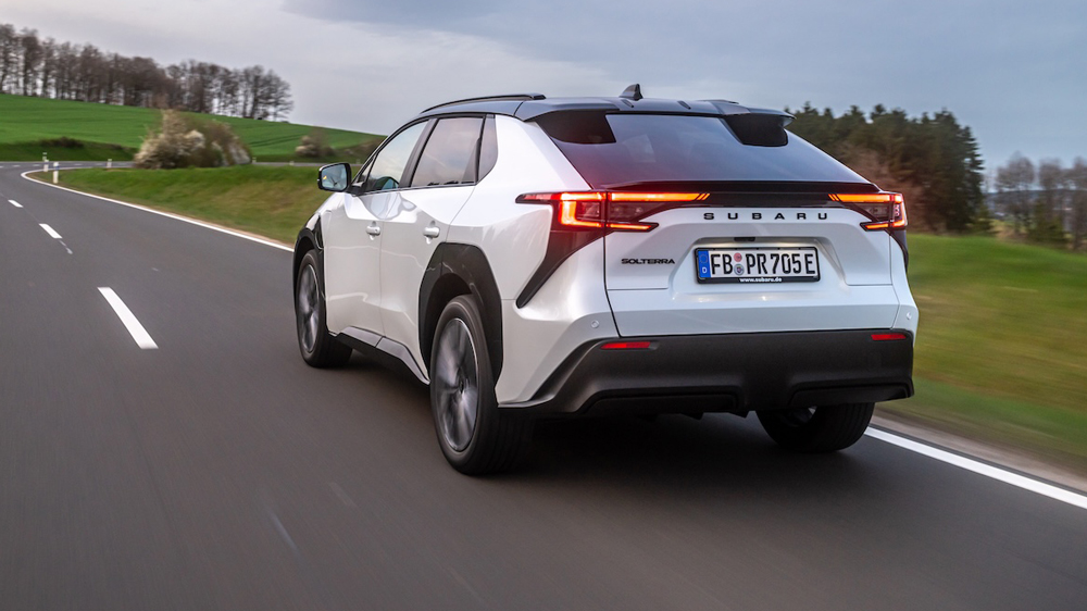 Eile mit Weile
Mit der Schnelligkeit auf längeren Strecken hat es der Subaru ohnehin nicht, denn aufgrund der Toyota-Plattform e-TNGA ist auch die maximale Ladeleistung an einem Hypercharger mit 150 kW zu wenig. Fotos: Subaru