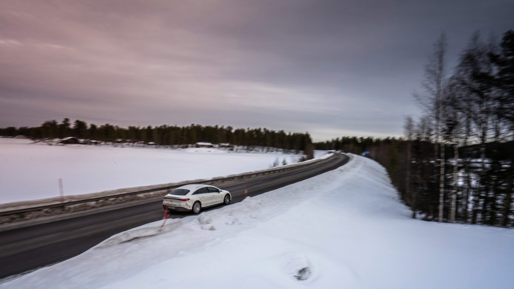 Schlafsack, Schneestiefel und Esbit-Kochter im Kofferraum 
Mit dem vollbepackten Mercedes EQS 580 4matik geht es Ende Februar auf die winterliche Ostsee-Tour. 