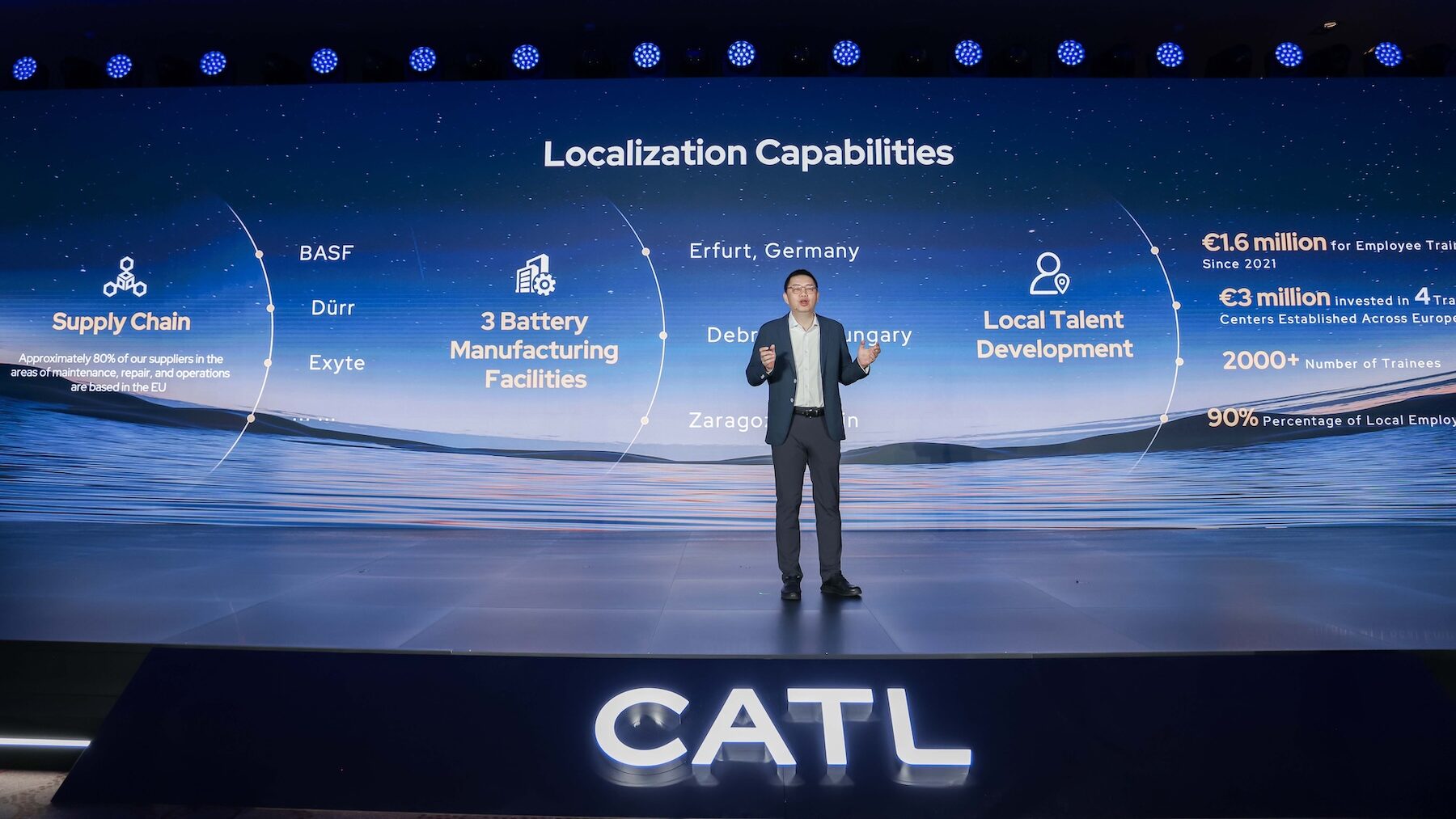 In Europa für Europa und zukünftig von Europa
CATL-Vorstand Tan Libin präsentiert auf der IAA eine neue Europa-Strategie. Der chinesische Konzern will künftig in Europa Batterien herstellen, die auf die Bedürfnisse der europäischen Autofahrer zugeschnitten sind. Unter anderem in Erfurt.