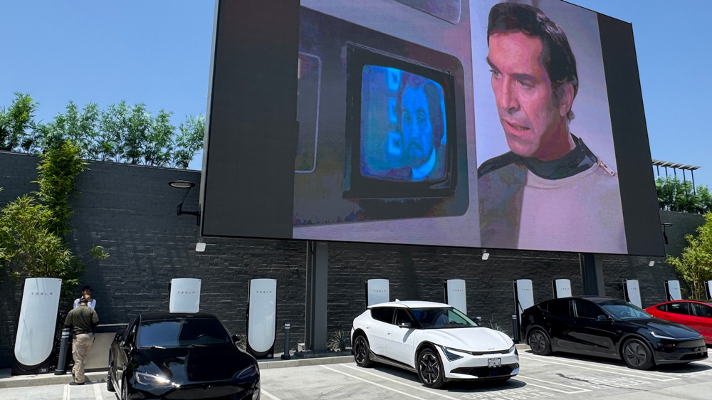 Back to the Future
Auf zwei 20 Meter großen Leinwänden lassen sich während der Ladepause Raumschiff-Serien anschauen. Klar: Mit SpaceX will Elon Musk auch ins All vordringen und dort nach einer zweiten Heimat für eine vom Untergrund bedrohte Menschheit suchen.