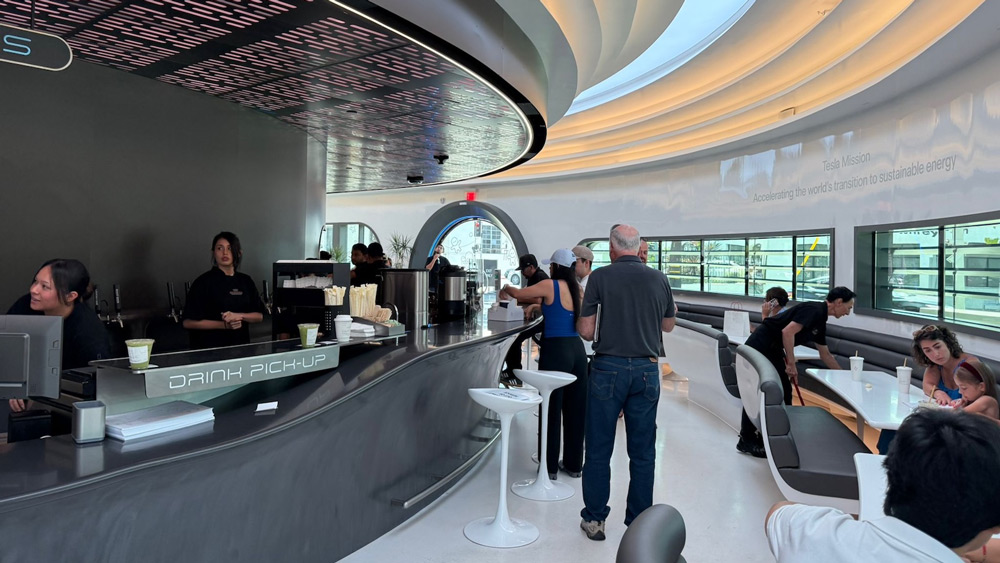 Retro-Futuristisch
Von den 250 Sitzplätzen im zweistöckige Tesla Diner sind bei unserem Besuch kaum mehr als 30 besetzt. Es gibt Burger, Chili, Hot Dog, Coke und French Fries - eben das, was man so in einem typisch amerikanischen Diner erwartet und bekommt. Fotos: Grundhoff