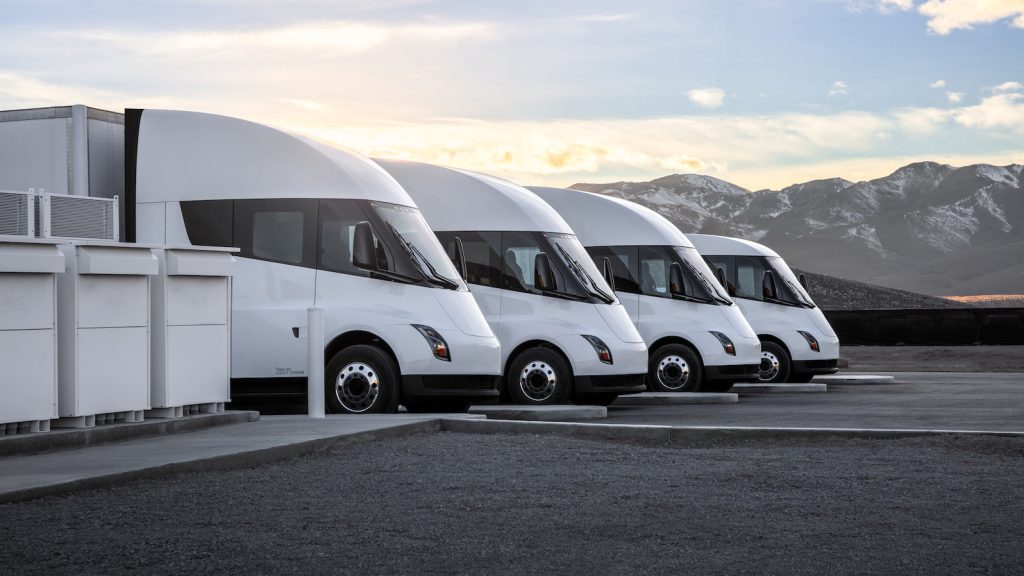 Vor dem Rollout 
Semi Trucks auf dem Gelände des Tesla-Werks in Austin, Texas. Angeboten werden die Zugmaschinen mit und ohne Schlafkabine. Fotos: Tesla