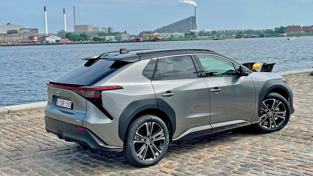 Mit Ecken und Kanten
Die Toyota-Designer haben ihrem ersten Elektroauto ein futuristisches Gewand geschneidert. Aufmerksamkeit ist ihm so gewiss. 