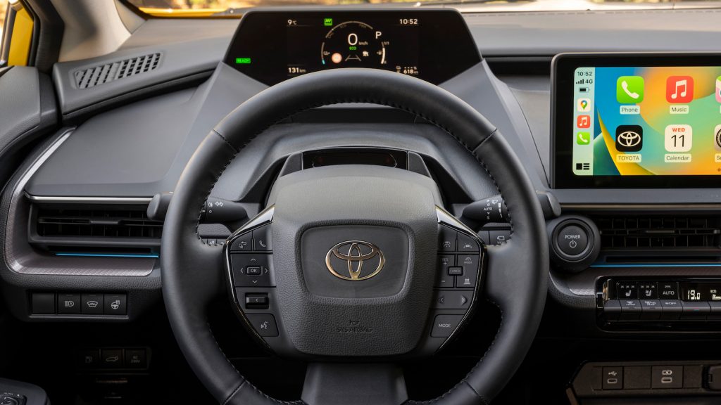 Klassische Testenspiele 
Andere Autohersteller mögen schon im Metaverse unterwegs sein - Toyota setzt weiterhin auf klassische Tugenden und eine direkte Ansteuerung von Funktionen über Tasten und Drücker. Davon gibt es im Prius reichlich. 
