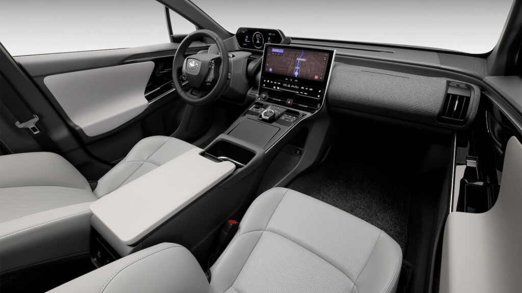 Puristischer Innenraum 
Toyota hat im neuen Elektroauto die Zahl der Knöpfe und Taster drastisch reduziert. Die wichtigsten Funktionalitäten werden direkt über das Zentraldisplay gesteuert. Das kennen wir inzwischen schon von anderen Marken.