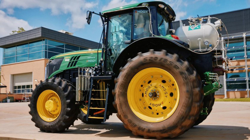 Ammoniak statt Diesel 
Amogy hat 2023 einen konventionellen Traktor von John Deere auf den umweltfreundlichen Antrieb umgerüstet. Der Tank hinter dem Fahrerhaus fasst hier 230 Liter flüssiges Ammoniak, das in einer 100 kW-Brennstoffzelle in Strom umgewandelt wird. 