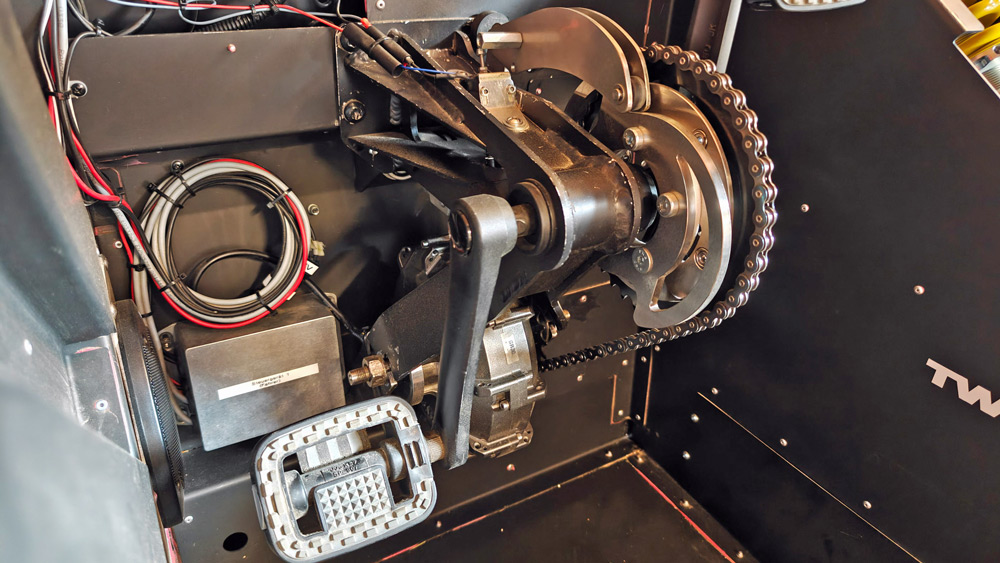 Hilfsantrieb
Die Pedale treiben das Gefährt nicht direkt an, können den Elektromotor aber unterstützen, wenn dem Akku die Puste ausgeht.