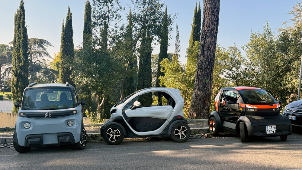 Trio mit Duo 
Quadricycels finden überall einen Parkplatz, quer oder parallel zur Fahrbahn. Auf dem Gianicolo treffen sich zufälligerweise gleich drei der populären Microcars: Mobilize Duo, Vorgänger Renault Twizy und der Ami von Citroën. Foto: Rother 