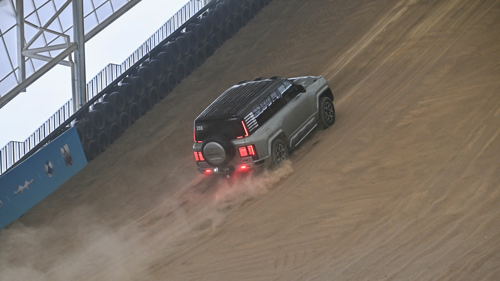 Steil bergauf 
BYD hat auf dem riesigen Testgelände in Zhengzhou eine Skihallen-ähnliche Konstruktion errichtet, um auf einer mit Sand angefüllten Rampe mit 28 Grad Neigung die Geländegängigkeit seiner Fahrzeuge zu demonstrieren. Die Anlage hat durchaus auch symbolischen Wert: Von schwierigen Rahmenbedingungen und Untergründen lässt sich der Technologiekonzern nicht schrecken.  
