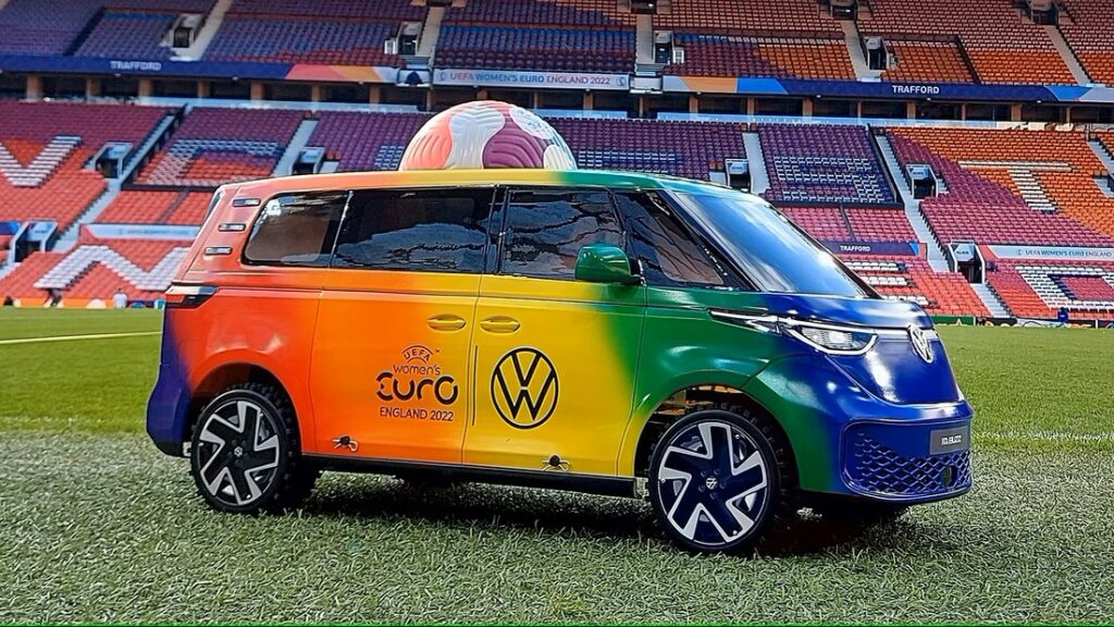 ID.Buzz als Balljunge 
Bei der Fußball-Europameisterschaft der Frauen vor zwei Jahren war VW noch Hauptsponsor - bei den Männern wurden die Wolfsburger jetzt von BYD übertrumpft. Den Ball wird hier wohl ein E-Auto aus China bringen. Foto: Volkswagen