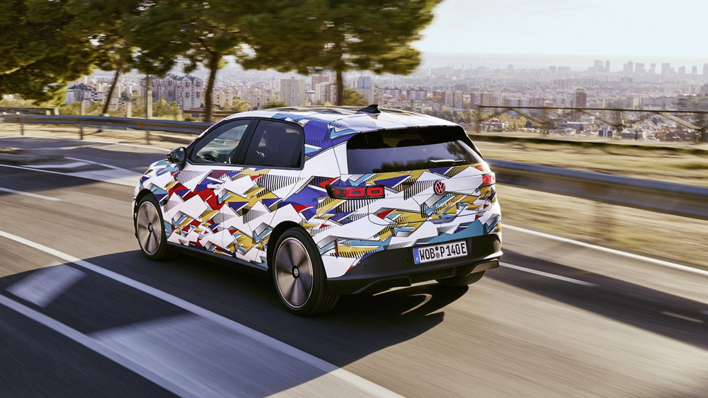 Über den Dächern von Barcelona 
Gebaut wird der neue VW ID.Polo bei der spanischen Schwestermarke Seat in Martorell. Das bunte Farbkleid, mit dem sich der ID.Polo auf unserer Testfahrt zu tarnen versucht, passt in die vor Lebensfreude pulsierende Region. Fotos: Volkswagen 