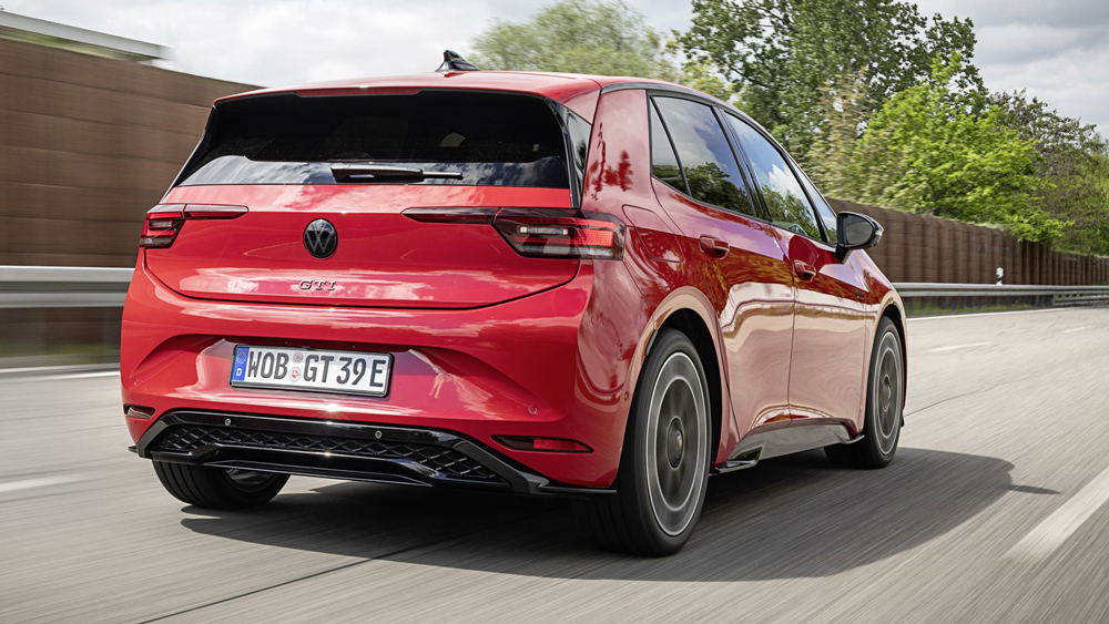 Feuer ohne Flamme
Optisch bedient sich der sportliche ID.3 im eigenen Archiv. Wabengitter gehören seit Jahrzehnten zum Repertoire der GTI-Modelle von VW. Auch das klassische Tornadorot kehrt als Außenlackierung zurück. Dazu gibt es schwarze Alu-Felgen im Wörthersee-Design.