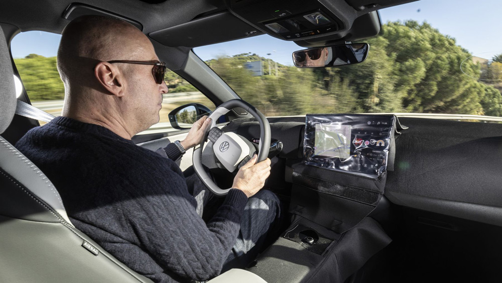 Ganz entspannt und ziemlich schnell 
Auf einer Testrunde hatte unser Autor Gelegenheit, die Straßenlage des neuen Stromers zu bewegen. Das Cockpit war noch abgedeckt.