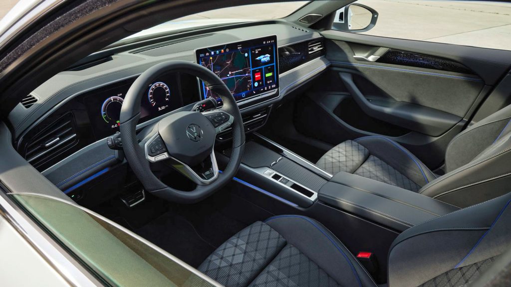 Tradition trifft auf Zukunft
Der neue VW Passat trägt natürlich digitale Instrumente. Und wie im vollelektrischen ID.7 gibt es auch hier einen 15 Zoll großen Touchscreen zur Steuerung der wesentlichen Funktionen. 