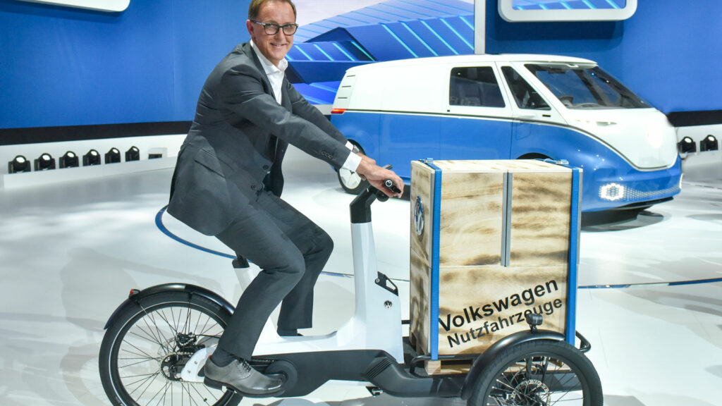 Weltpremiere auf der IAA 2018 
Thomas Sedran, der damalige Chef von Volkswagen Nutzfahrzeuge, drehte auf der Messe eine Runde mit dem e-Bike Cargo. 