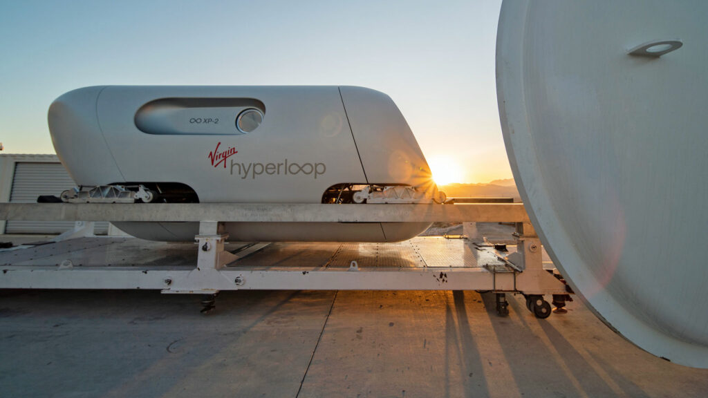 Sonnenuntergang
Virgin Hyperloop will sich künftig auf den Frachtverkehr konzentrieren. Der Personentransport in den über 1000 km/h schnellen Kapseln hat sich als nicht wirtschaftlich erwiesen. Auch gebe es in der Logistikbranche einen höheren Bedarf. Foto: Virgin