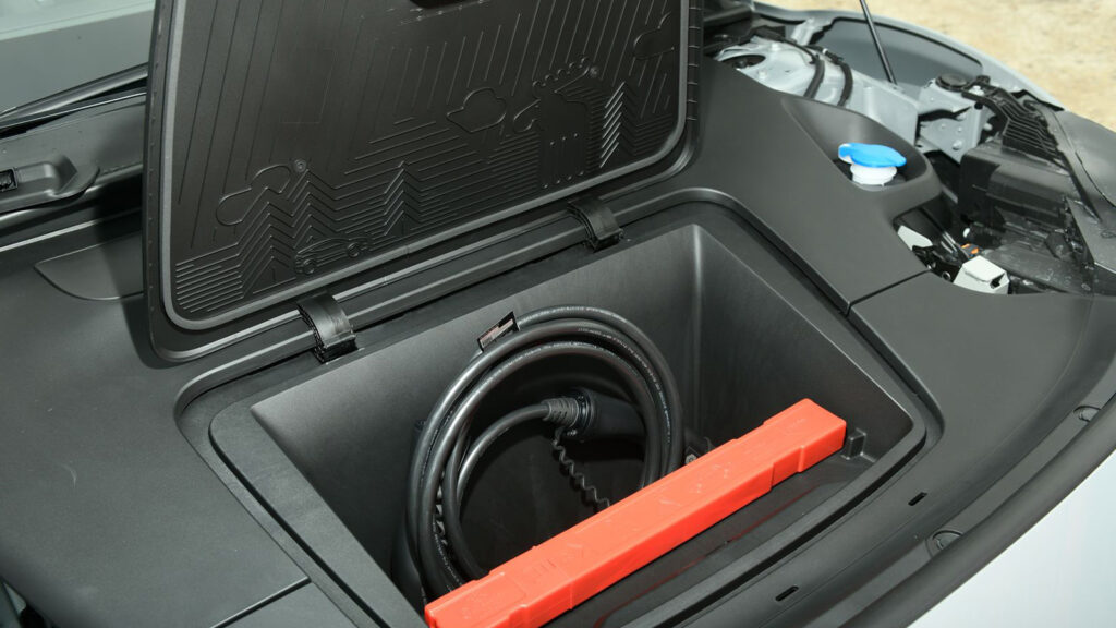 Extra-Abteil fürs Ladekabel 
Sieben Liter fasst Kofferraum unter der Fronthaube, der Frunk. Das reicht für das Ladekabel und allerlei Krimskrams. 