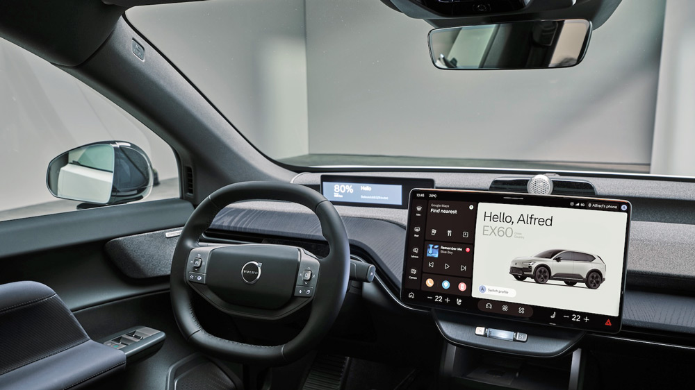 Alfred muss sparen
Das Zentraldisplay über der Mittelkonsole dient der Steuerung der wichtigsten Funktionen. Ein vor die Windschutzscheibe gerücktes zweites Display liefert dem Fahrer die wichtigsten Informationen - ein Head-up-Displays konnte auf diese Weise eingespart werden. 