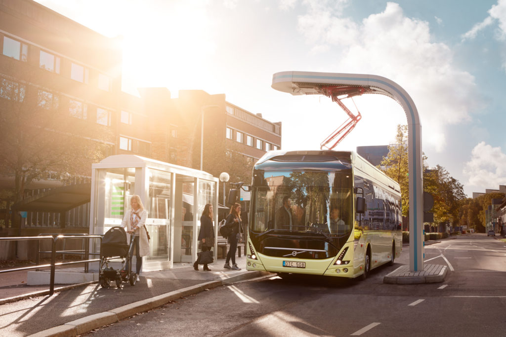 Einsteigen bitte
Für Stadtbusse ist die Energieversorgung vergleichsweise einfach: Geladen wird der Akku entweder im Depot oder mithilfe eines Pantographen während des Aufenthalts an der Endstation der Linie. Foto: Volvo 