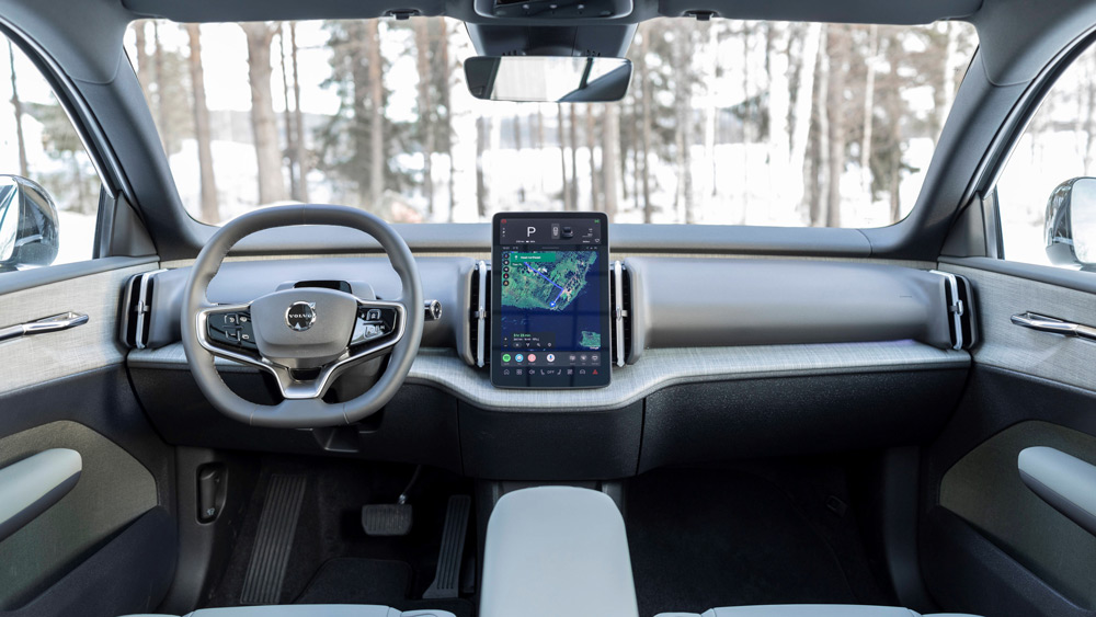 Reduced to the Max
Wie bei Tesla ist im Innenraum des Volvo EX30 CC alles auf das iPad-große Zentraldisplay fokussiert. Eine Soundbar unterhalb der Windschutzscheibe verhindert die Montage eines Head-up-Displays. Dafür gibt es eine Schublade unter dem Monitor.