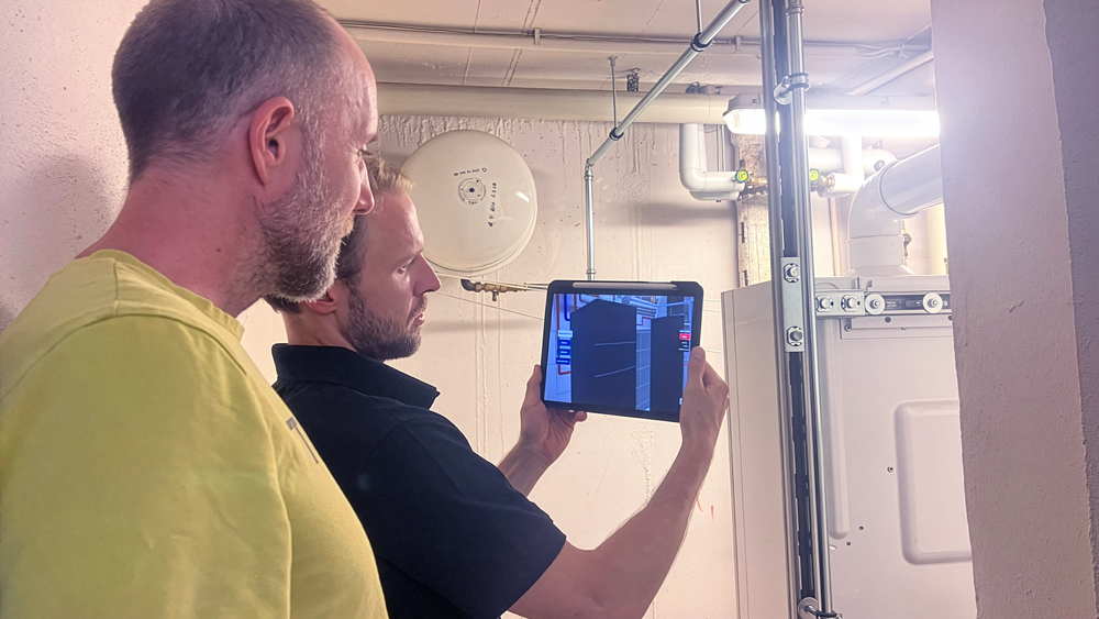 Blitz-Analyse im Heizungskeller
Betritt der Fachhandwerker den Heizungsraum, erfasst er die Wände, Nischen und bestehenden Rohre per 3D-Scan in Minutenschnelle. Aus einer herstellerneutralen Datenbank wählt der Installateur anschließend das für das Haus passende Anlagenschema aus. 