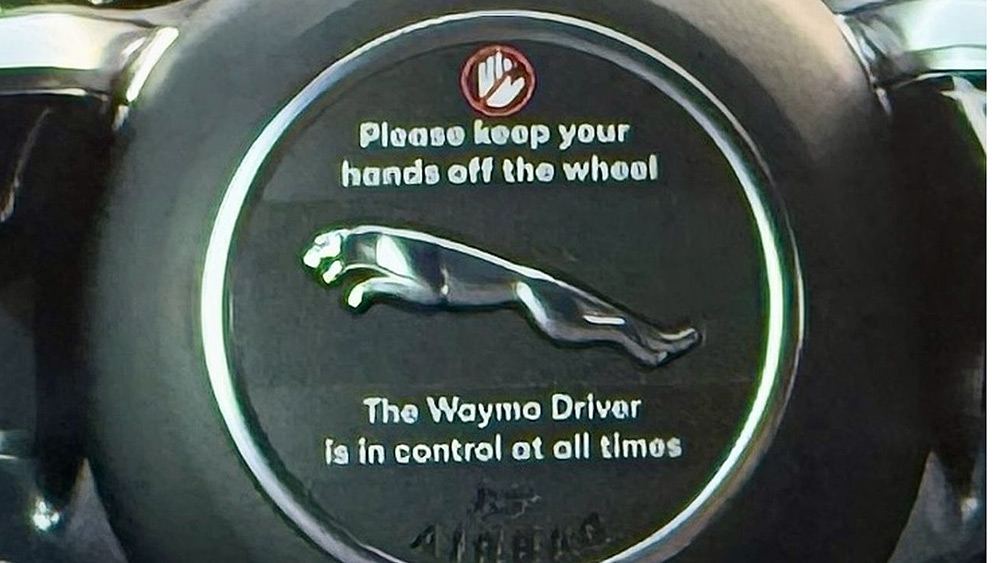 Hände weg vom Steuer 
Im Jaguar i-Pace warnt ein Sticker Passagiere, ins Lenkrad zu greifen: Das Taxi bricht die Fahrt dann sofort ab. Fotos: Gomoll