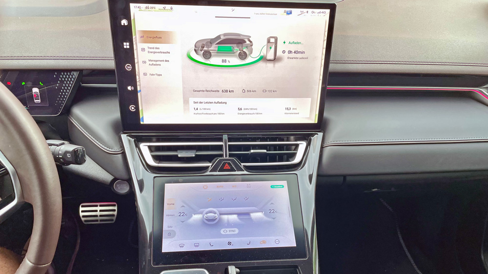 Es darf getoucht werden 
Statt über Knöpfe und analoge Schalter werden die wichtigsten Funktionen im Auto heute über berührungsempfindliche Displays gesteuert. Davon gibt es im Wey 05 immerhin zwei. Der kleinere ist allerdings nur schwer abzulesen. 