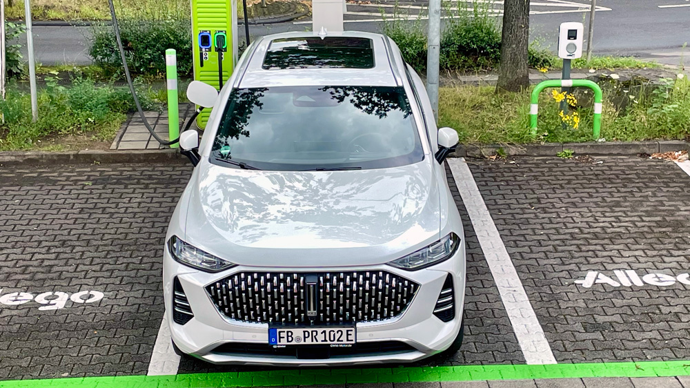 Kurz mal laden
Über einen CCS-Anschluss hinten rechts kann der Plug-in Hybrid Gleichstrom mit bis zu 50 kW laden. Das geht ganz flott.