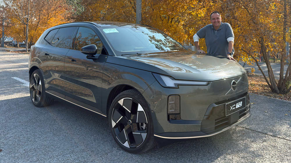 Kurze Rast 
Bis zu 1200 Kilometer kann der Volvo XC70 dank der Kombination eines 60-Liter-Benzintanks mit einer 39,6 kWh großen Antriebsbatterie ohne Pause zurücklegen. Der Fahrer dürfte auf Fernreisen wie unser Autor trotzdem eine Pause nötig haben. 