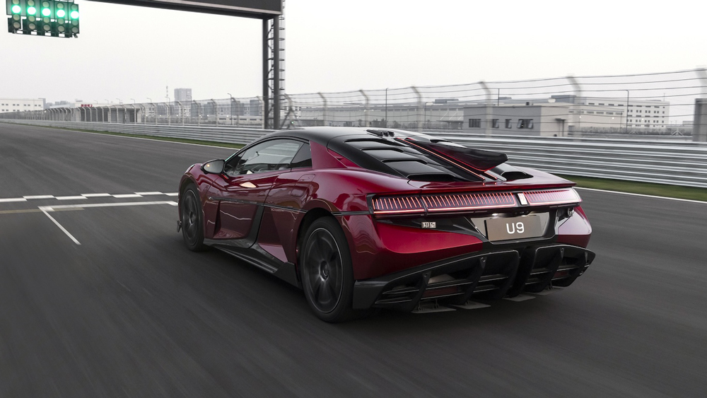 In 2,3 Sekunden auf Tempo 100 
Während einiger Runden auf dem 1,4 Kilometer langen Rundkurs von BYD in Zhangzhou konnten wir uns einen ersten Fahreindruck von dem elektrischen Hypercar machen. Der große Heckflügel fährt wie bei Porsche erst bei höheren Geschwindigkeiten aus. 