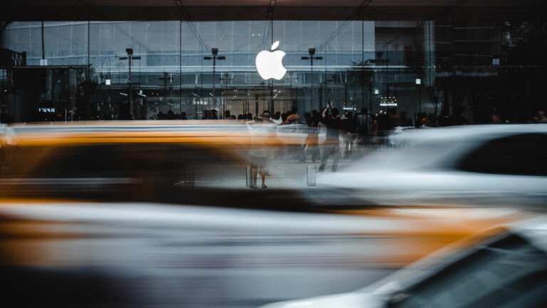 Autoverkehr vor einem Apple-Store