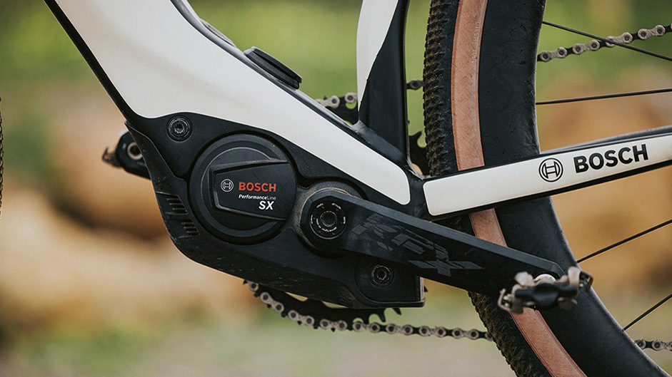 Gut integriert 
Der neue Performance SX-Antrieb von Bosch ist nicht nur leicht und kraftvoll. Durch die kompakte Bauweise ist er auch so in den Rahmen zu integrieren, dass er kaum mehr auffällt - das E-Bike kommt fast so schlank daher wie ein Bio-Bike. 
Foto: Bosch